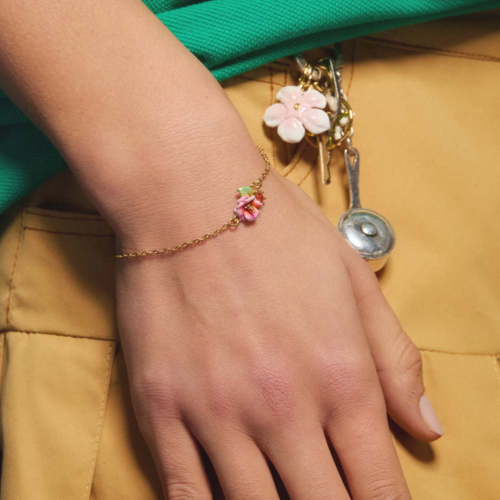 タチアオイのお花に小さなクリスタルが輝くブレスレット – Les Nereides