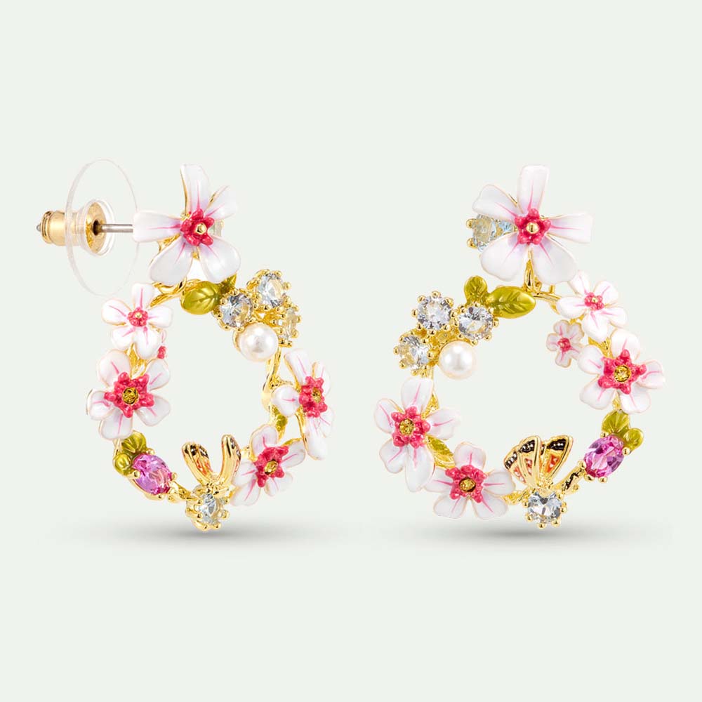 さんぽ道　様　ピアス　No.5658 咲き誇るサンザシの花輪、クリスタル、蝶 ピアス – Les Nereides