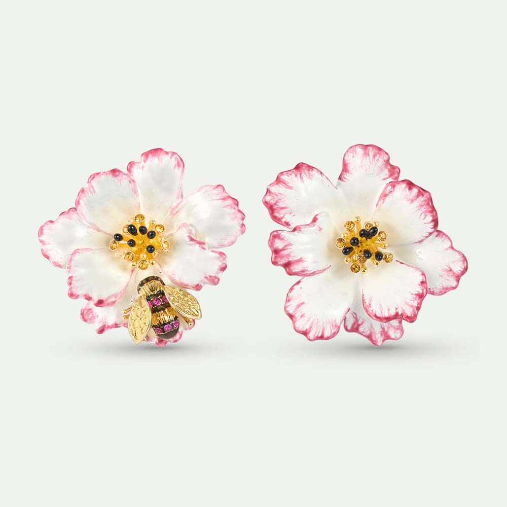 ピンクの縁取りの白いコスモスと蜜蜂のアシンメトリーピアス – Les ピンクの縁取りの白いコスモスと蜜蜂のアシンメトリーピアス – Les